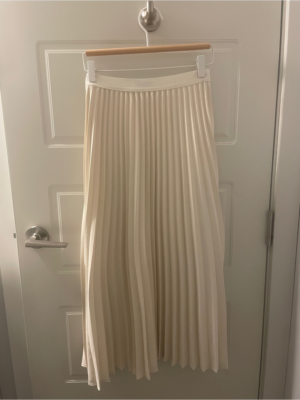 Minimum Cream Pleated Midi Skirt